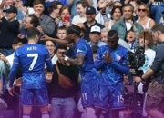 一场胶着的比赛，双方在最后时刻展开激烈争夺